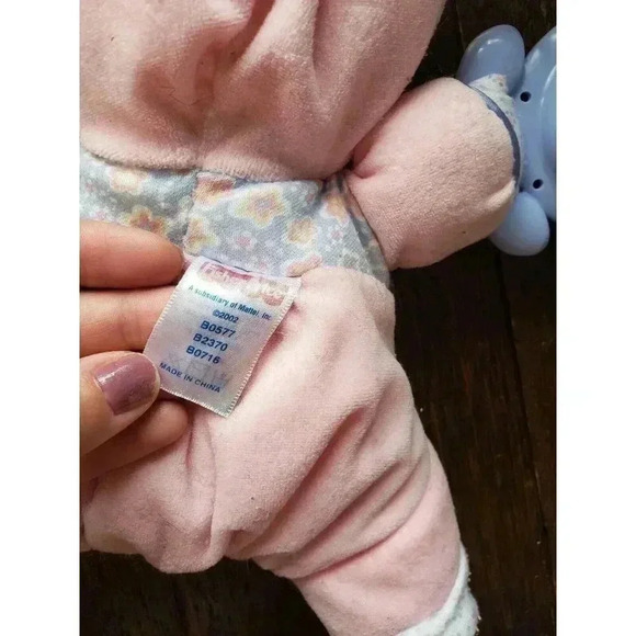 2002 FISHER PRICE MATTEL B0577 BABY PINK DOLL RATTLE soft toddler PLUSH TOY - Picture 3 of 5